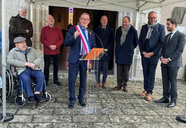 Samedi 25 octobre, à La Chapelle-sur-Aveyron. Les élus et les habitants se sont réunis autour de Raymond Landy pour saluer son geste exceptionnel en faveur de la restauration de l’église communale.