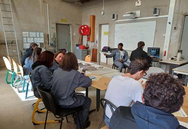 Lors de l'atelier simulation de conduite, les jeunes apprennent également à remplir un constat.