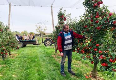 Les Vergers d’Ableiges, à Ableiges (Val-d’Oise). Petite balade dans une remorque tirée par un tracteur au milieu des vergers de la famille Barrois, arboriculteurs depuis plus de trente ans.
