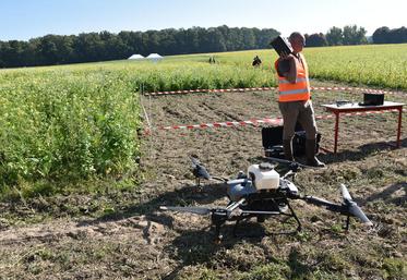 Gambais (Yvelines), mercredi 1er octobre. Guillaume Ripaux, technicien à la Ficif, a présenté le drone utilisé pour les semis à la volée.