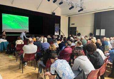 Mardi 28 octobre, à Lorris. Près d’une quarantaine de participants ont échangé autour du film Femmes de la terre, lors du ciné-débat organisé par la MSA.