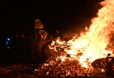 Mercredi 19 novembre 2025, à Villebarou. Feu de la colère des agriculteurs.
