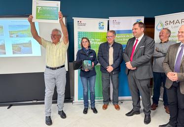 Jeudi 23 octobre, à Douy. Patrick Martin (à g.) n'est pas peu fier du Trophée de l'eau 2025 de l'Agence de l'eau Loire-Bretagne remporté par le Smar Loir et Eure 28 qu'il préside.