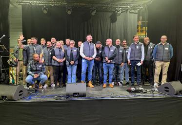 Le 9 octobre, à Gellainville. Les équipes de DFH-DHC derrière Mathieu Bourgeot (3e à d.) lors de la fête d'inauguration des nouveaux locaux de l'entreprise.