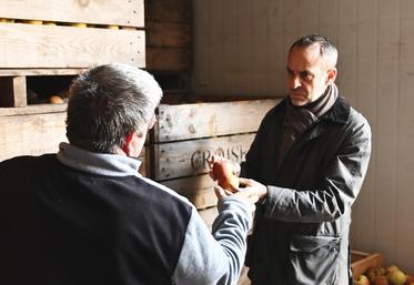 Mardi 4 novembre, à Mont-près-Chambord. Le préfet a fait une halte sur l'exploitation de Patrick et Damien Croiset, qui ont connu une récolte de pommes catastrophique. 