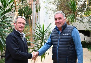 Mercredi 5 novembre, à Blois. Jean-Claude Robin, président de l'AS Cefiga 37 (à g.), et Gilles Leroux, président de l'AS Centre-Loire, ont entériné la fusion des deux structures lors d'une assemblée extraordinaire, permettant la naissance de l'AS Val de Loire. 
