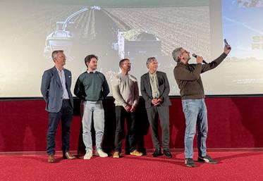 Mardi 4 novembre, à Chartres. À l'issue de la projection, le réalisateur de Semer et récolter, Éric Le Roch (à d.), invite les spectateurs à produire un son de la nature, un moment qu'il diffuse ensuite sur ses réseaux.