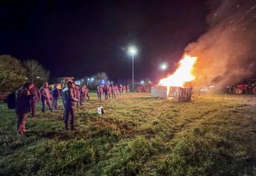 Mercredi 12 novembre, à Chartres. Pour signifier leur opposition au traité du Mercosur et à la mise en place d'une taxe carbone aux frontières, Jeunes agriculteurs et la FNSEA d'Eure-et-Loir ont allumé un feu de la colère.