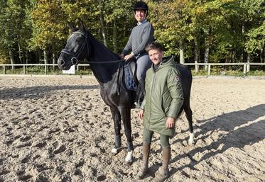 Porté par Manon Lipchitz (en selle) et Clémence Lesage, le centre équestre des Vieilles Ventes se classe 4e en dressage au niveau national.