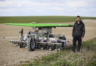 Planteur bio dans la Marne, Damien Blondel a été le premier en France à acquérir un Farmdroid en 2021. Ce robot sème et bine.