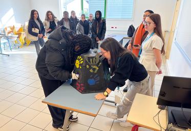 Mardi 18 novembre, à Sours. Un des premiers ateliers de ces Cordées de la réussite visait à apprendre la bonne technique de lavage des mains, vérifiée dans une boîte équipée d'une lampe UV.