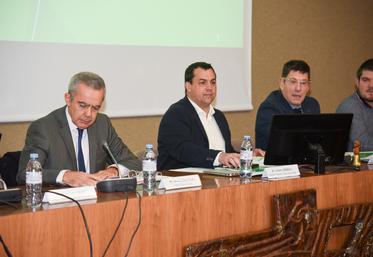 Lundi 24 novembre, à Chartres. Le président de la chambre d'Agriculture, Yohann Serreau (à d.), a détaillé en session, et pour le préfet Hervé Jonathan, les éléments qui alimentent la crise agricole.