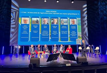 Mercredi 19 novembre, à Orléans. La table ronde consacrée à la gestion de l’eau a réuni plusieurs intervenants, dont Carole Hernandez Zakine, docteure en droit de l’environnement, aux côtés de représentants du monde agricole et de l’eau, venus échanger sur les enjeux hydriques et géopolitiques.