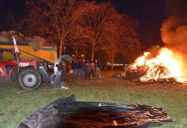 Lundi 25 novembre, à Limay (Yvelines). Les Jeunes agriculteurs des cantons de Mantes et de Houdan se sont réunis sur un rond-point fréquenté pour faire entendre leurs revendications.