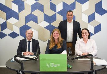 Lundi 24 novembre, à Chartres. Élodie Levacher (au c.) a présenté les 2<SUP>es</SUP> Universités du soir sur Teams, consacrées à la facturation électronique, avec les interventions du directeur des Finances publiques d'Eure-et-Loir, Jean-Marc Garrigues (à g.), et sa directrice du pôle gestion fiscale, Laurence Bluette.