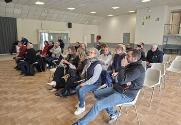 Mardi 25 novembre, à Saint-Ay. Les agriculteurs étaient invités à une réunion sur la sûreté des exploitations en présence de représentants des forces de l'ordre, d'assureurs et d'entreprises proposant des solutions pour la protection des fermes.