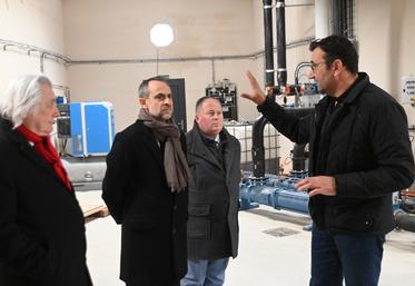 Mercredi 19 novembre, à Villefranche-sur-Cher. Fabrice Marier, éleveur à l'initiative de la création du méthaniseur, a présenté la station de méthanisation à Joseph Zimet, préfet de Loir-et-Cher. 