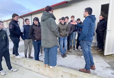 Jeudi 20 novembre, à Vichères. Lors de la première journée découverte de la Chambre, Mathieu Dalibard (à d.) a fait faire le tour de son exploitation avicole à une vingtaine d'étudiants du BTSA ACS'Agri* de Nermont.