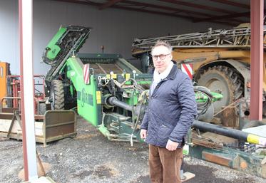 Damien Vecten devant l’une des arracheuses de la SARL.