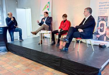 Vendredi 5 décembre, à Jouy. Le Forum écoclimatique a été animé par le journaliste de L'Écho républicain Ahmed Taghza et a réuni le président de la Chambre, Yohann Serreau, la directrice régionale de TotalEnergies, Annick Noble, et Xavier Roques, dirigeant de Novo Nordisk (de g. à d.).