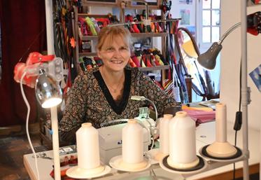 Nathalie Fraudeau passe le plus clair de son temps à fabriquer des parapluies et ombrelles artisanaux. 