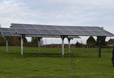 Mardi 25 novembre, à Saint-Hilaire-la-Gravelle. Le groupe Le Triangle a organisé une visite de son prototype d'ombrières agrivoltaïques.