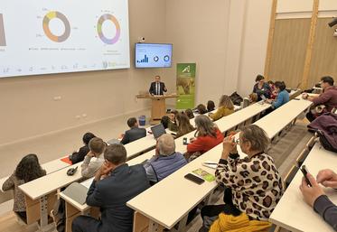 Jeudi 4 décembre, à Maisons-Alfort (Val-de-Marne). La chambre d’Agriculture Île-de-France a organisé une soirée au sujet du maillage vétérinaire pour faire un point sur la prise en charge des animaux de ferme et d'élevage.