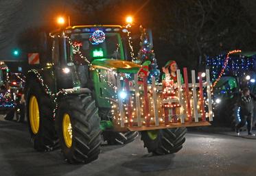 Cette année encore, les agriculteurs ont décoré leurs tracteurs et ont défilé dans les rues de Vendôme. La vingtaine de tracteurs illuminés ont fait le bonheur des spectateurs. 