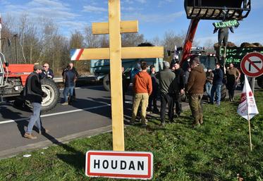 Mardi 16 décembre, à Méré (Yvelines). Les JA de Houdan ont organisé un blocage de la RN12 durant toute la journée.