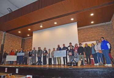 Brie-Comte-Robert, vendredi 5 décembre. La double championne Inès Pessiot (au centre en noir) est entourée des cinq premiers de chacune des catégories, des différents partenaires et des jurés.