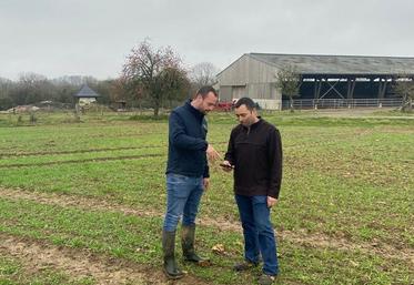 De g. à d. : Baptiste Alix, conseiller technique au cercle de Dourdan-Limours, et Germain Genty, agriculteur à Saint-Martin-de-Bréthencourt (Yvelines).