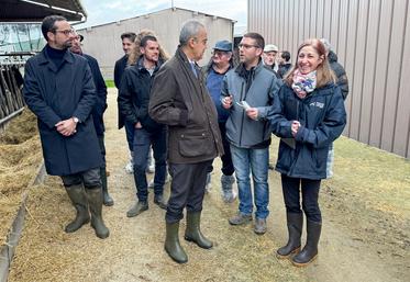 Le 17 décembre, à Charbonnières. Les frères Jeaunau, Mathias et Mathieu, ont décrit par le menu le fonctionnement de leur Gaec au préfet, Hervé Jonathan.