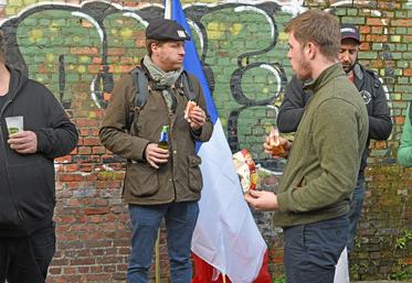 Tout au long du déplacement en bus, des agriculteurs venus de toute la France ont partagé un moment de convivialité, avant de rejoindre la mobilisation à Bruxelles.