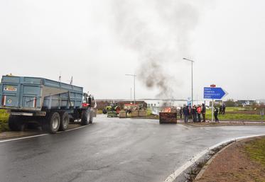 Le 20 décembre, à Chartres. Les adhérents de Jeunes agriculteurs et de la FNSEA d'Eure-et-Loir se sont mobilisés sur le rond-point de la D910 au nord de la ville.