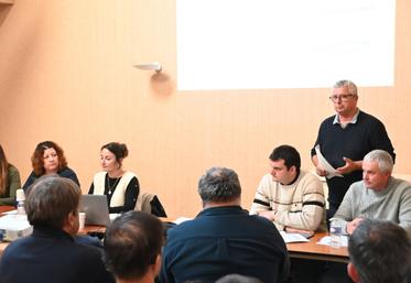 Lundi 15 décembre, à La Chapelle-Vendômoise. Le syndicat des irrigants de Loir-et-Cher a tenu sa traditionnelle assemblée générale, durant laquelle son président, Benoît Lonqueu (debout), a annoncé passer la main. 