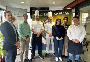 Le 24 novembre, à Olivet. De g. à d. : Quentin Bérard (Compass Group), David Cygler (Intact), Jimmy Semail (Compass Group), Cyril Froger (Compass Group), Audrey Bury (Axéréal), Yasmine Eddouhbani (Intact) et Philippe Bernardo (Intact), réunis lors de la dégustation de protéines végétales organisée au restaurant d’entreprise d’Axéréal.