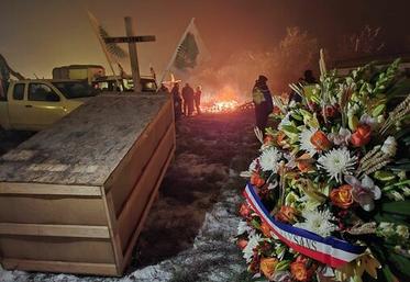 Mardi 8 janvier, à Allainville (Yvelines). Malgré la neige, les agriculteurs ont poursuivi leurs actions pour marquer la colère et l'exaspération.