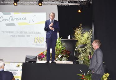 Auxerre (Yonne), jeudi 4 décembre. Philippe Dessertine, qui est intervenu lors de l'assemblée générale de 110 Bourgogne, interrogé par le président de la coopérative, Walter Huré. 