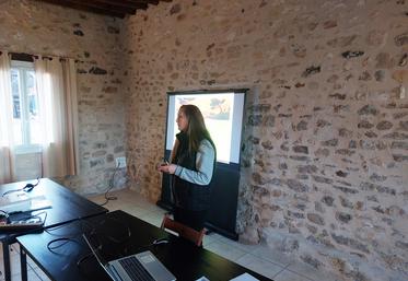 Mardi 18 novembre, à Villiers-le-Sec (Val-d'Oise). Alice Cliquet, conseillère à la chambre d'Agriculture, est intervenue lors de l'une des réunions d'information transmission.