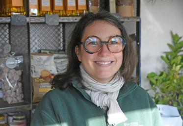 Katy Amelot, co-exploitante de la Ferme du Haut du Pré, à Tigy, exerce toujours en parallèle comme professeure de physique-chimie, une double activité encore indispensable à l’équilibre économique de l’exploitation.