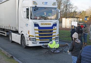 Vendredi 9 janvier, des agriculteurs ont procédé à des contrôles symboliques de camions à Saint-Cyr-en-Val afin de dénoncer le faible niveau de contrôle des produits importés en France.