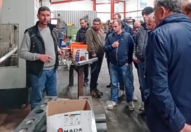 Mardi 9 décembre, à Viabon. Nicolas Pommier (à g.) a proposé une visite de son entreprise aux responsables des Cuma d'Eure-et-Loir, réunis là pour leur traditionnelle Journée des Cuma.
