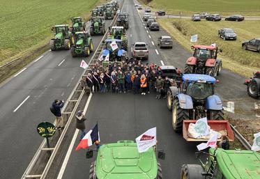 Jeudi 15 janvier, à Magny-en-Vexin (Val-d'Oise). Les agriculteurs du Vexin ont bloqué la RN 14, poursuivant leur mobilisation pour la préservation de l'agriculture française.