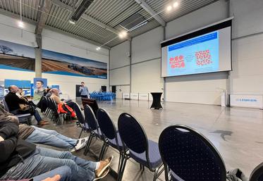 Jeudi 15 janvier, à Boigny-sur-Bionne. De nombreux agriculteurs ont participé à la matinée technique organisée dans le showroom de Lemken.