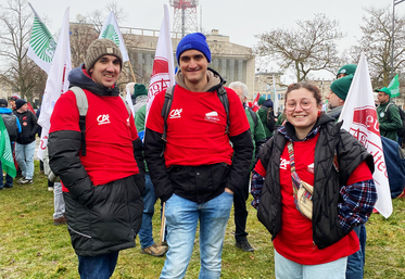Mardi 20 janvier, à Strasbourg. Maxence Châtaignier (JA Loire-Beauce), Justin Durand (président JA Beaune-la-Rolande) et Léane Farina Javoy (nouvelle adhérente JA Loire-Beauce) prêts à prendre la marche vers le Parlement européen.