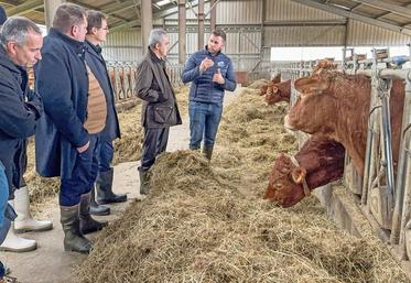 Mercredi 21 janvier, à Villoiseaux (Arrou). Alexandre Plateau (à d.), a détaillé pour le préfet Hervé Jonathan (au c.) le fonctionnement de son exploitation.