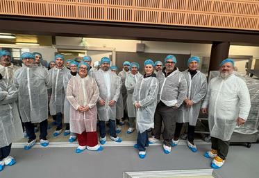 Paris, vendredi 16 janvier. Un groupe de participants visite les cuisines et le restaurant de collectivité Chérioux.