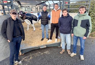 Samedi 24 janvier, à Beaumont-les-Autels. Ce sont les élèves de 1re des bacs pros qui ont organisé les portes ouvertes de la MFR. Ceux de la filière agricole ont amené du matériel.