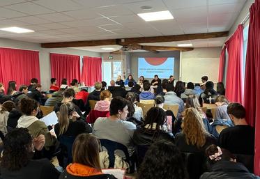 Jeudi 22 janvier, à Magnanville (Yvelines). Les élèves de l'Esta ont pu découvrir le parcours à l'installation grâce à une présentation du PAI.