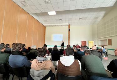 Lundi 26 janvier, à Pithiviers-le-Vieil. Les adhérents étaient nombreux à assister à l’assemblée générale du Geeta* de Pithiviers. La Chambre du Loiret leur a remis le guide L’Indispensable, destiné à accompagner les exploitants dans leurs pratiques quotidiennes.